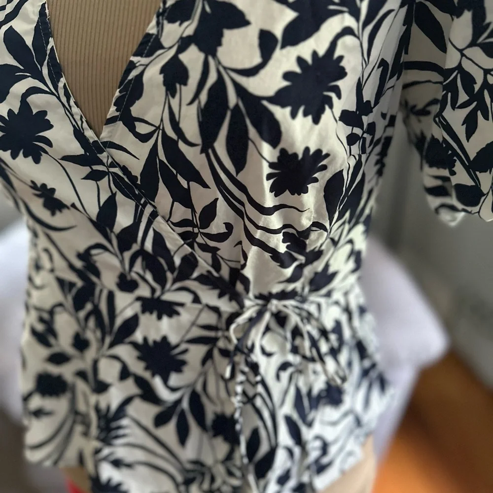 Last chance sale!
Old Navy dark Navy Blue and White Puff Sleeve Wrap Blouse - Picture 2 of 7